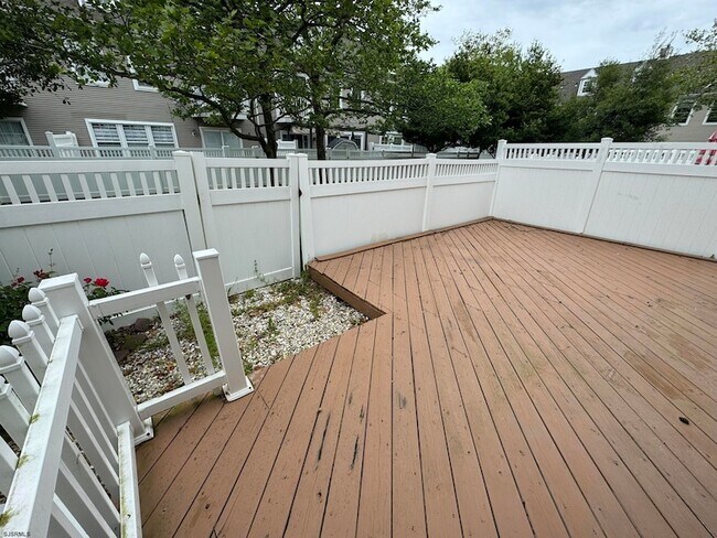 Building Photo - 10 Starboard Ct