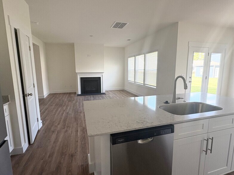 Building Photo - 384 Alta Tree Blvd