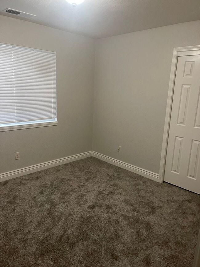 Building Photo - Spacious Home in Porterville