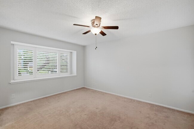 Building Photo - 1906 Hillingway St