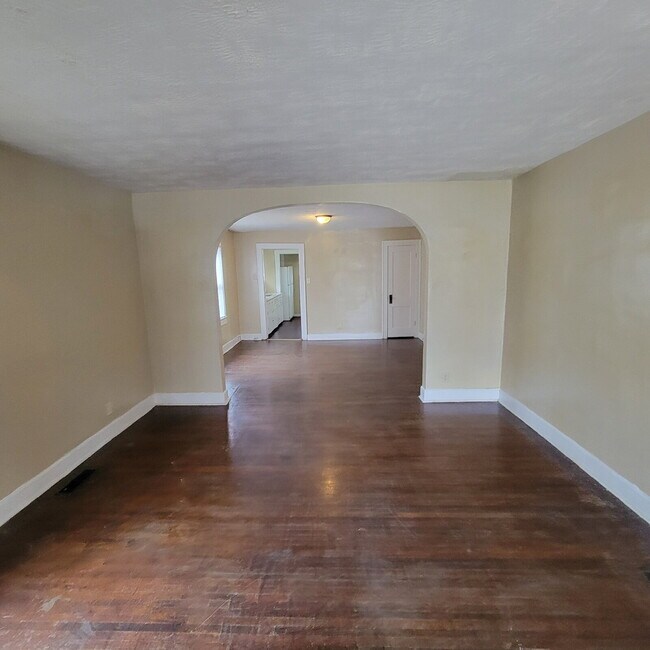 Building Photo - Near East 3BR/1BA House ready to LEASE!