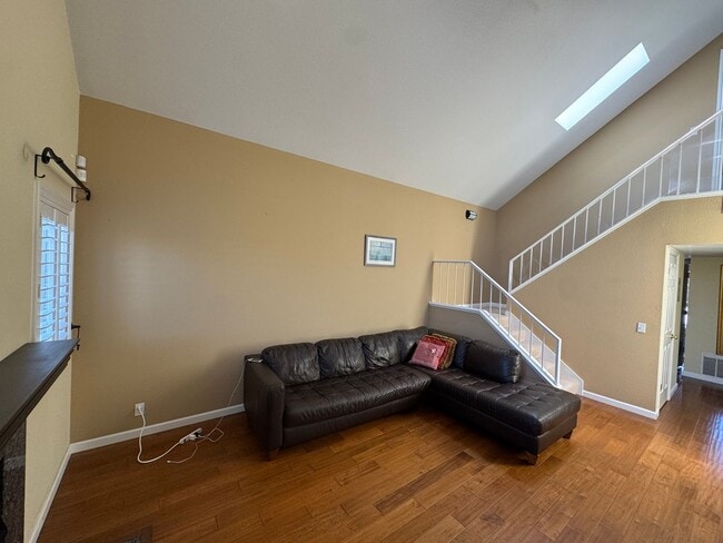 Building Photo - Beautiful 3bd/2.5 bath Townhome