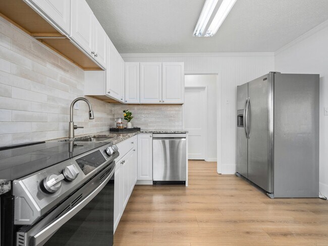 Building Photo - 245 800 E