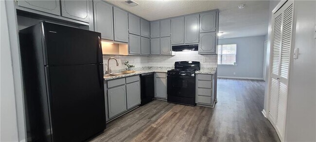 Building Photo - 8460 Pineland Dr