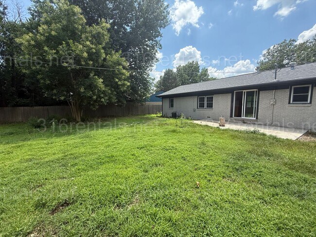 Building Photo - $1400 - 3 bedroom / 1 bathroom - Single Fa...