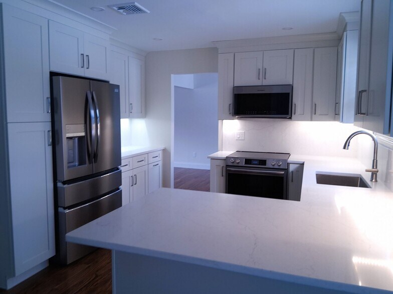 Building Photo - 34 Old East Neck Rd