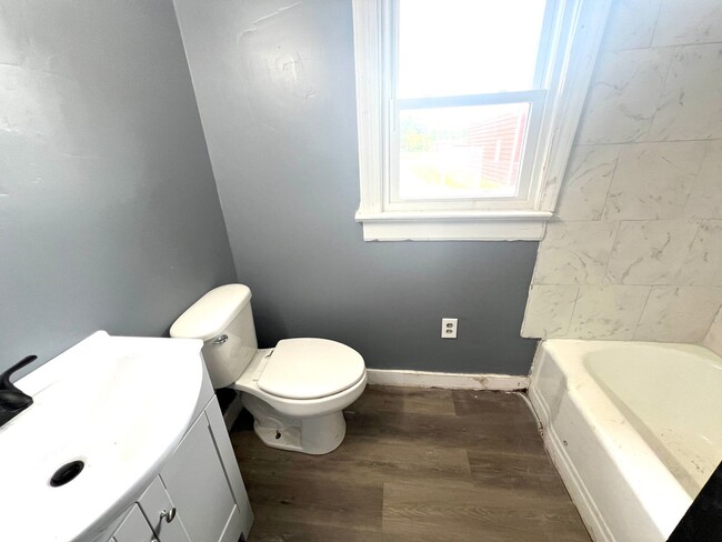 Building Photo - 4 Bedroom 2 Bathroom Home Located in Empor...