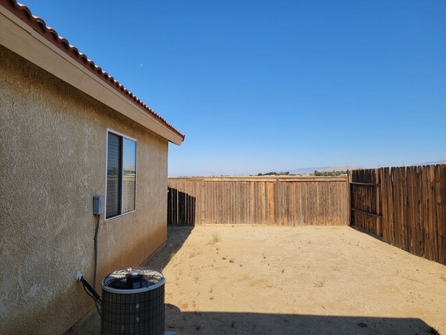 Building Photo - Single story Rosamond Home