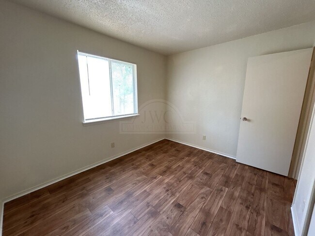 Building Photo - 2108 Carousel Dr