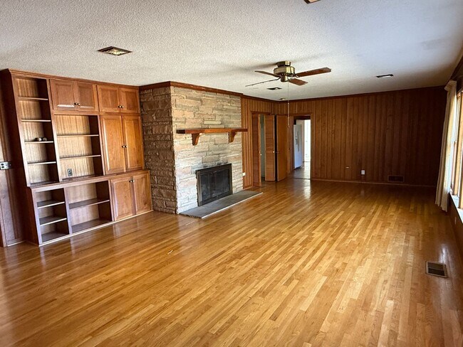 Building Photo - Pinson - Open Floor Plan with Large Living & Family Rooms 2 Bedrooms 2 Bath over 2500 sqft