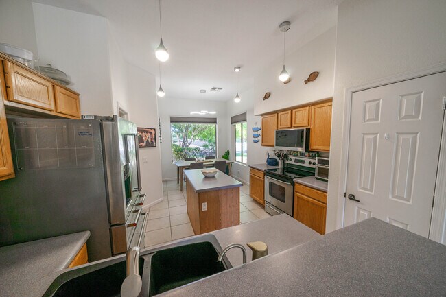 Building Photo - 142 N Pineview Dr