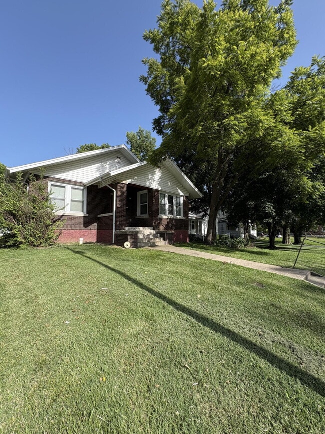 Building Photo - 4 Bed House Available!