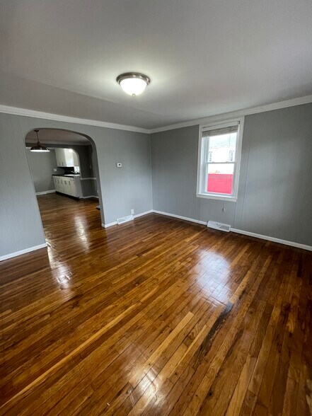 Living - 2130 Harwine St