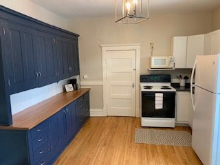 Building Photo - 423 E Portage Ave