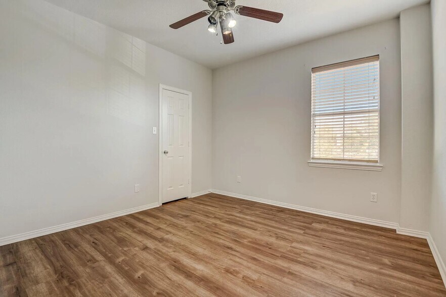 Building Photo - 328 Regency Dr