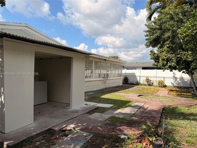 Building Photo - 6613 Evergreen Dr