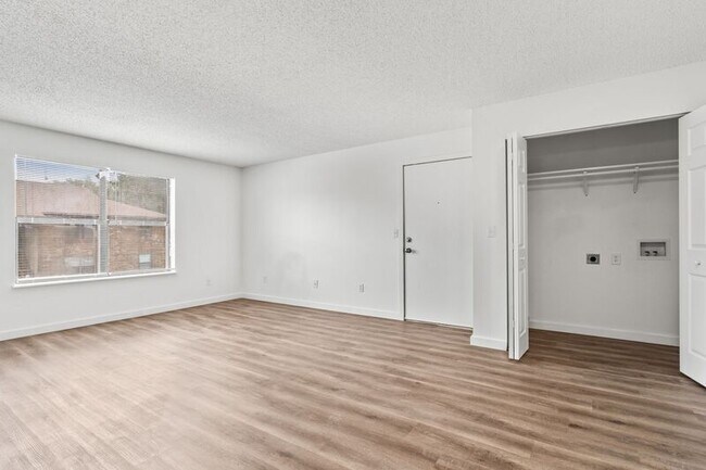 Building Photo - 3140 W Greenwood St