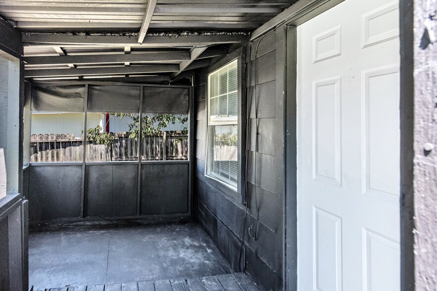 Building Photo - 206 S Elm St