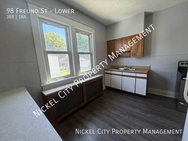Building Photo - 98 Freund St