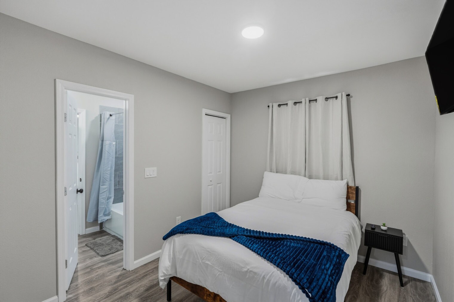 Building Photo - 2306 E Houston St