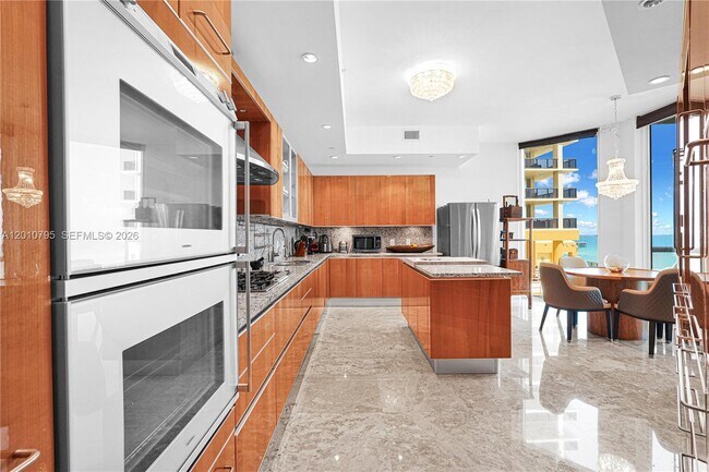 Building Photo - 16051 Collins Ave