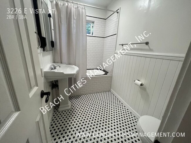 Building Photo - 3226 E Vista St