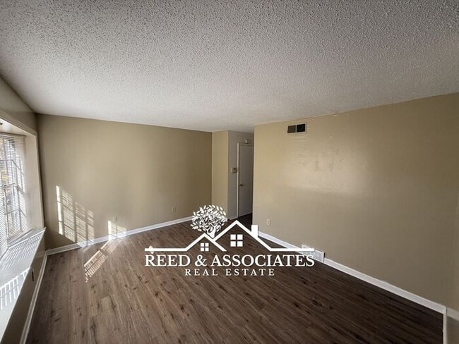 Building Photo - 2-Story Duplex Located Near UofM!