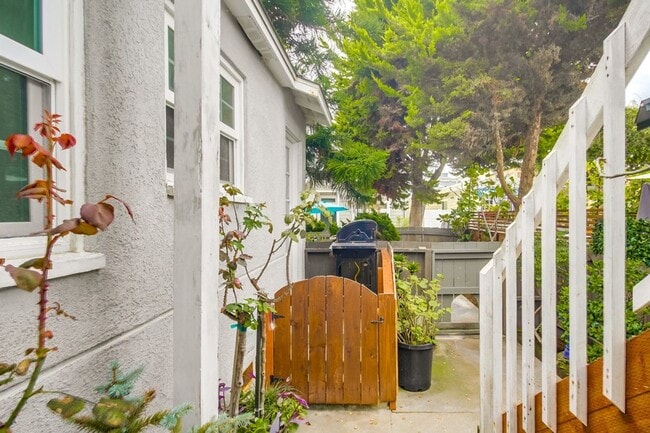 Building Photo - Price drop! Cozy Home Between Mission Beac...