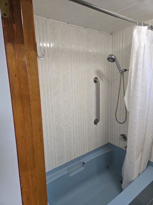 Building Photo - 4-5 Bedroom, 2 Bathroom 2-Story Detached H...