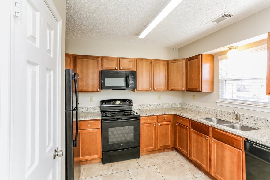 Building Photo - 5305 Oak Court Cove N