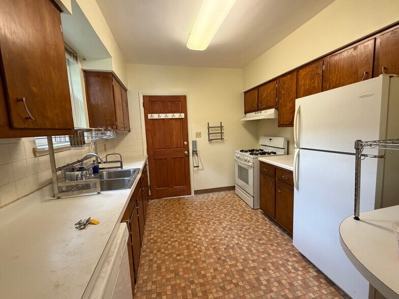 Kitchen 9.5 x 10 - 6315 Monitor St