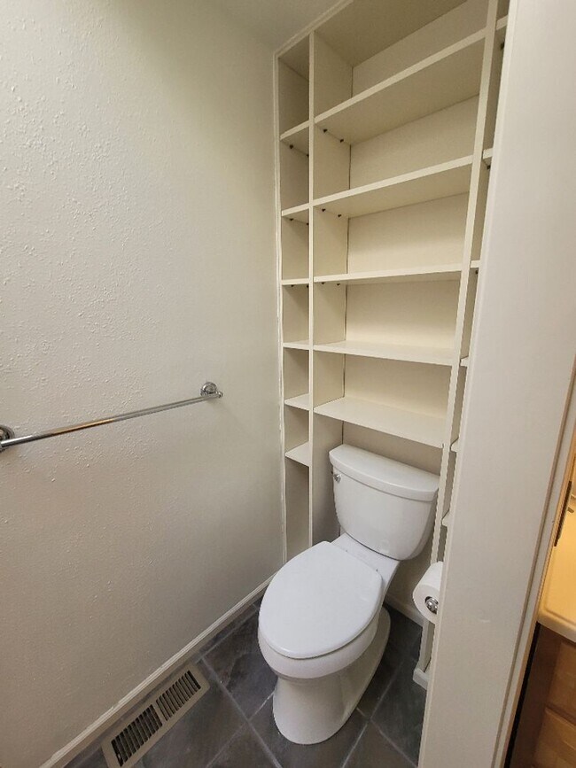 Building Photo - Kent 4 bedroom plus Den and 3 bathrooms & ...