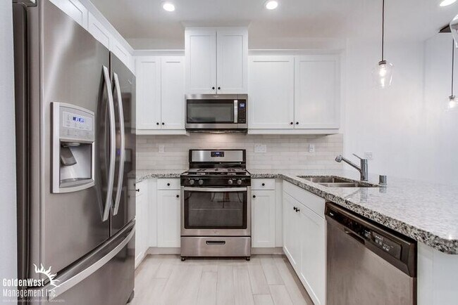 Building Photo - Stunning 3Bdm 2.5Ba Townhouse in Gated Com...