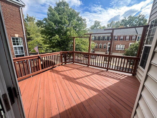 Building Photo - Stunning 3 Bed 3.5 Bath Brick Colonial End-Unit Townhome In Vibrant Kingstowne Community