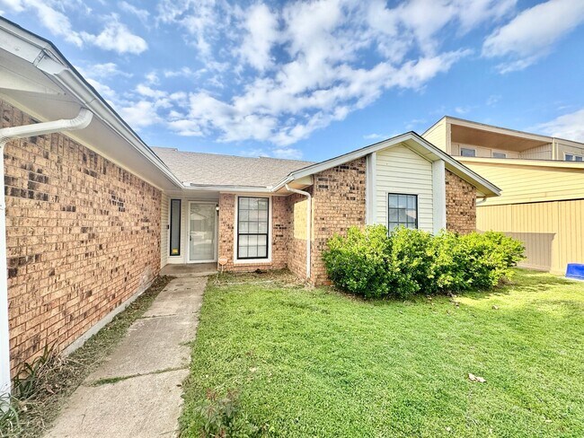 Building Photo - 3 Bed 2 bath!