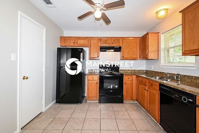 Building Photo - 3 Bedroom Pet-Friendly Home in Dallas, TX with Main Street Renewal