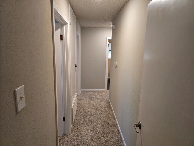 Building Photo - 402 Greenwood Dr