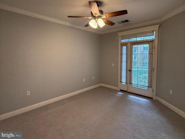 Building Photo - 300 W Elm St