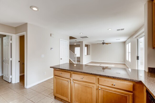 Building Photo - Beautiful 3 bedroom, 2.5 bath 2 story home!