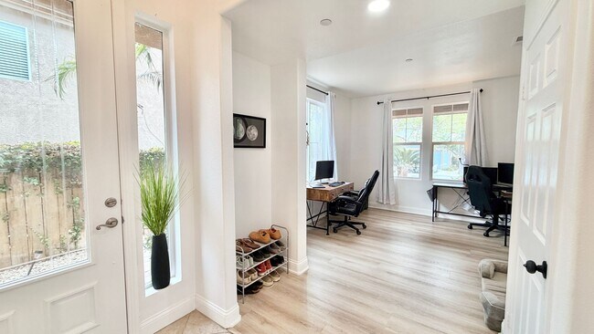 Building Photo - Beautiful Home in the Wonderful, Private, & Gated Poets Square HOA Community of Fallbrook!