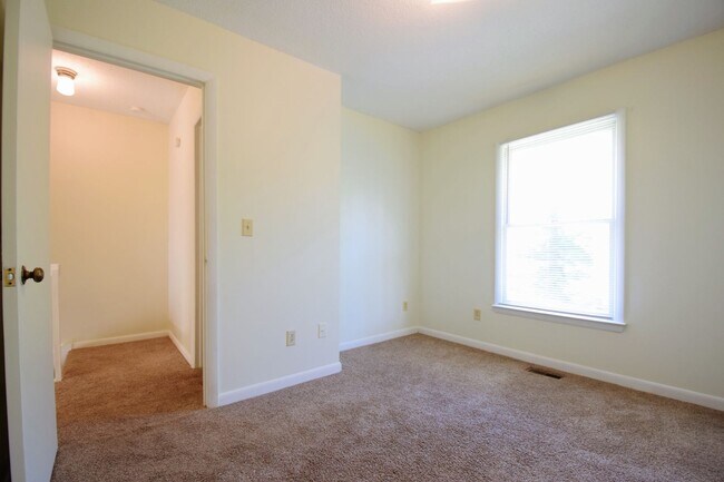 Building Photo - Abbey Lane-50% off first full month rent.