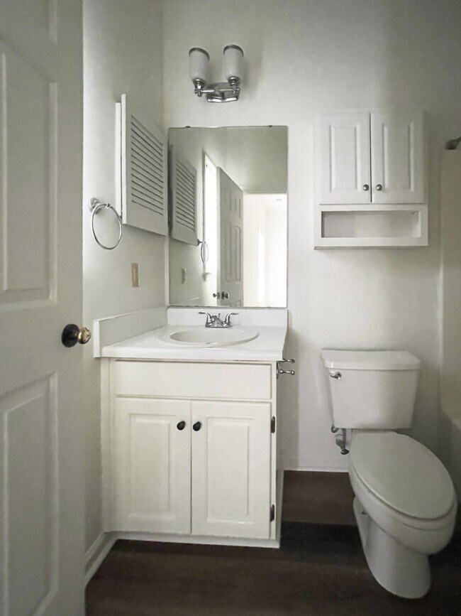 Building Photo - Two Bedroom Townhome!