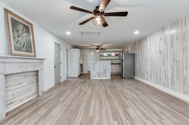 Building Photo - Remodeled three bed house on a quiet cul-de-sac