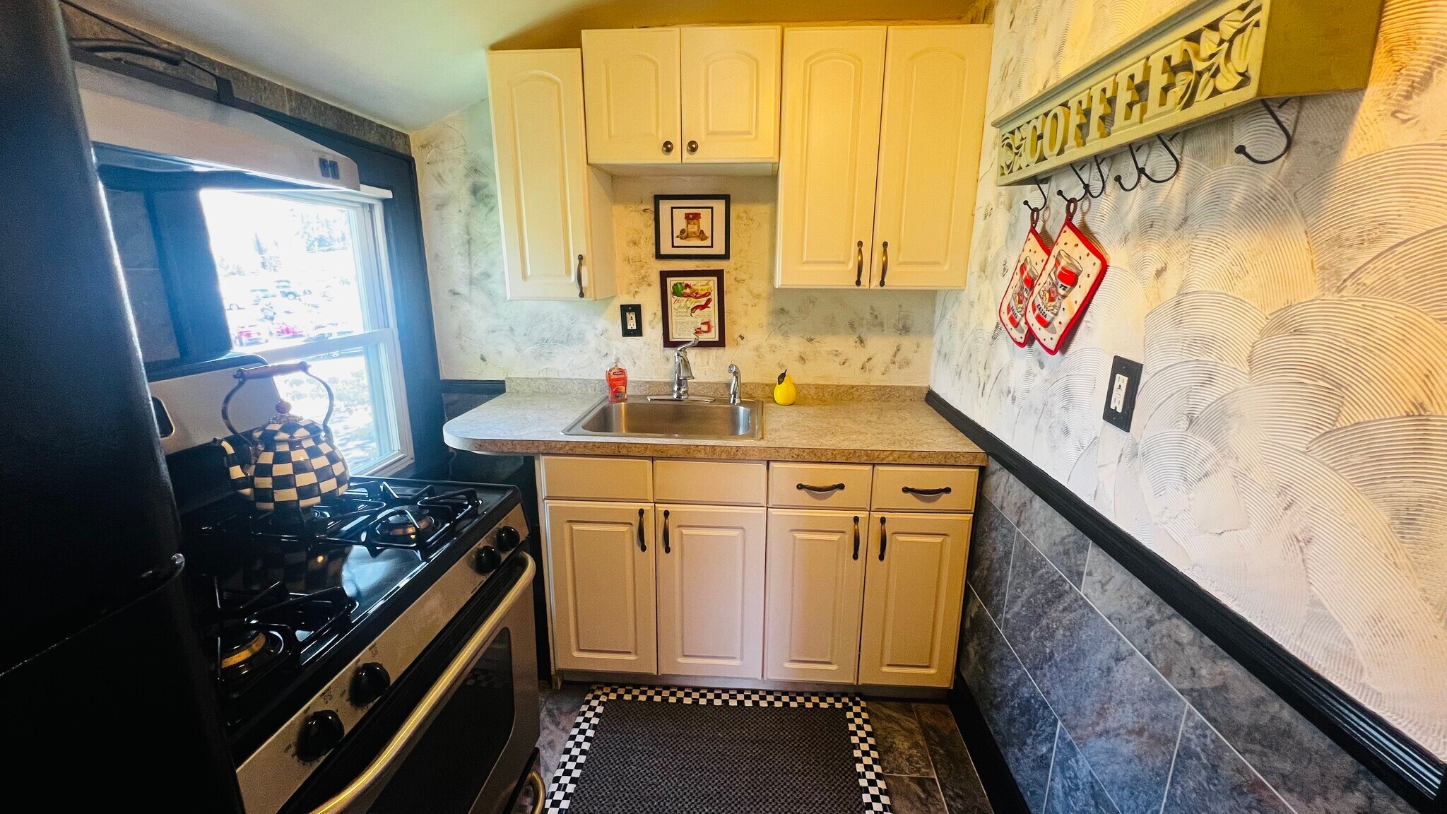 KITCHEN - 216 Academy St