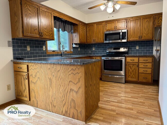 Building Photo - 3 Bedroom Home in Shoreview