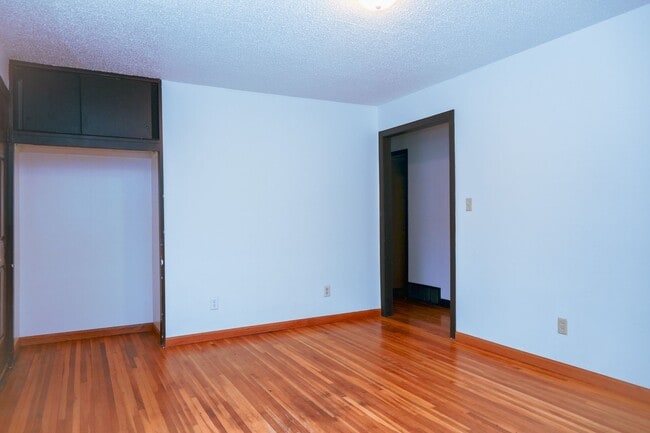 Building Photo - Huge 5 Bed 2 Bath Home for Rent! Great Loc...