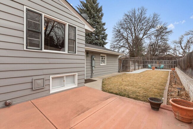 Building Photo - Style Meets Location 3 Bedroom 3 Bathroom Single Family Home - Must See