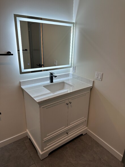 Building Photo - 2021 Beachwood Dr