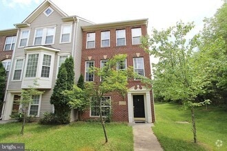 Building Photo - Beautiful 3-Bedroom, 2.5-Bath End-Unit Gar...