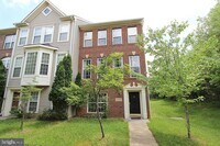 Building Photo - Beautiful 3-Bedroom, 2.5-Bath End-Unit Gar...